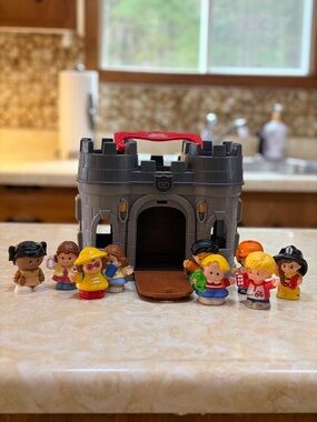 Fisher-Price Gray Castle Playset play and go with 9 little people